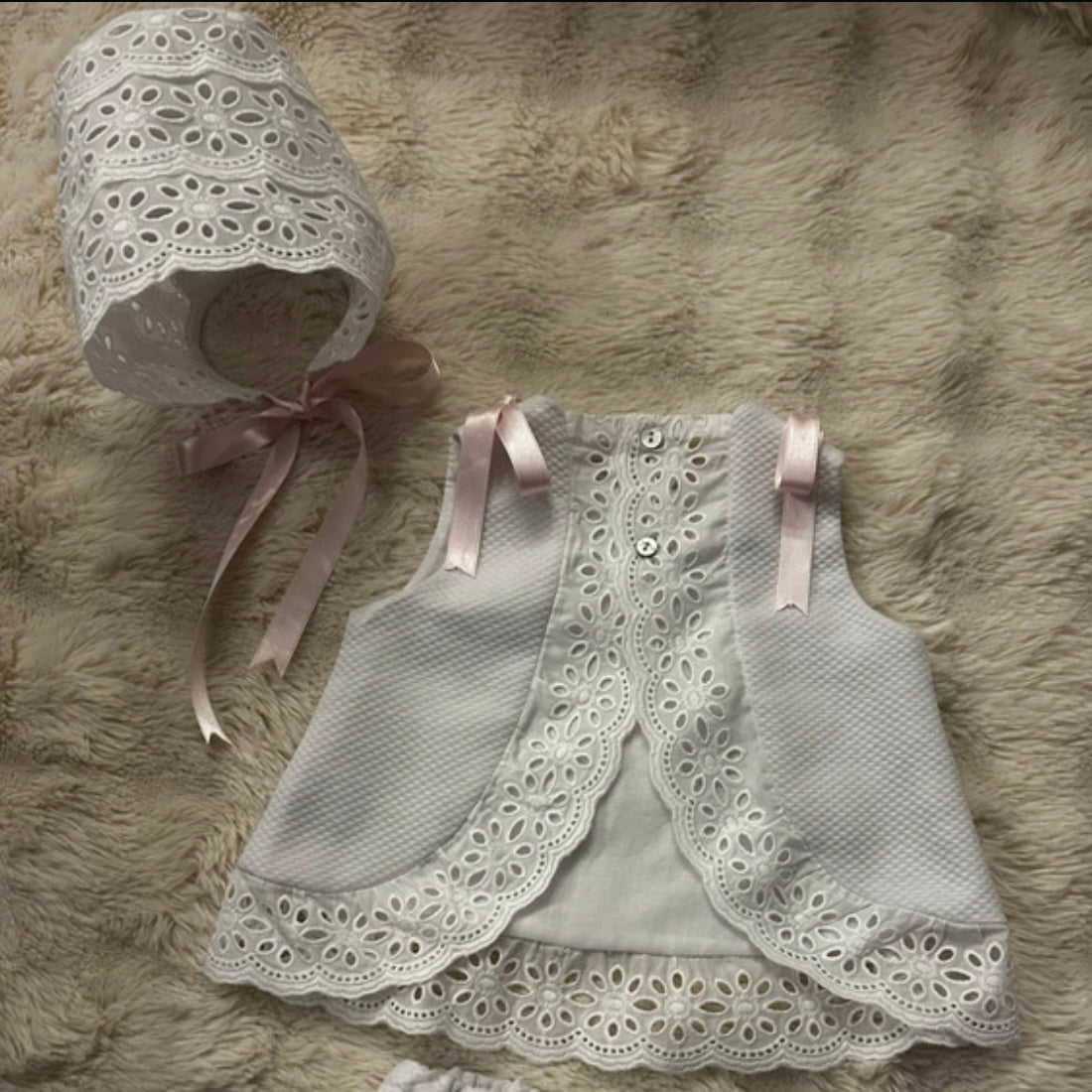 Conjunto jesusito amapola, con cubrepañal y capota